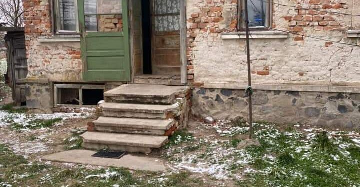 Un orfan de 14 ani trăiește într-o casă izolată. Nu a fost niciodată la mall. Hoții le-au spart casa și le-au luat banii munciți cu greu