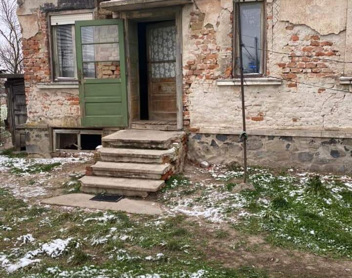 Un orfan de 14 ani trăiește într-o casă izolată. Nu a fost niciodată la mall. Hoții le-au spart casa și le-au luat banii munciți cu greu