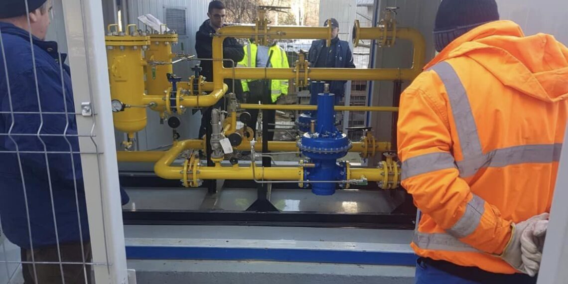 Construcția magistralei de Gaz de la Ștei a început în 2004. În 2023, localnicii din orașul unde oamenii se încălzesc cu lemne, se pot branșa