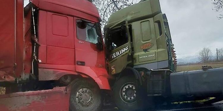 Ciocnire spectaculoasă între două tiruri, la Topa de Criș