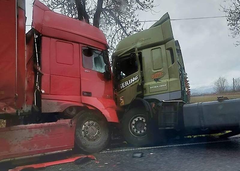 Ciocnire spectaculoasă între două tiruri, la Topa de Criș