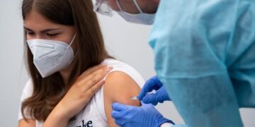 Un nou vaccin anti-COVID, disponibil în Bihor | Centrele din județ și programul acestora