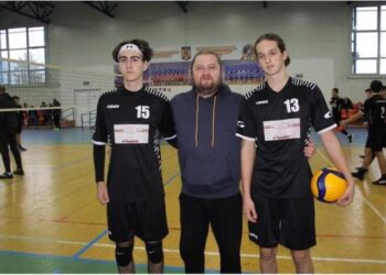 Orașul bihorean în care sportul juvenil e susținut de Primărie dă doi sportivi la ”națională” | Voleibaliștii Iulius Indrei și David Palffy, din Ștei, convocați pentru calificarea la ”Europene”