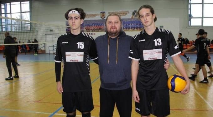 Orașul bihorean în care sportul juvenil e susținut de Primărie dă doi sportivi la ”națională” | Voleibaliștii Iulius Indrei și David Palffy, din Ștei, convocați pentru calificarea la ”Europene”