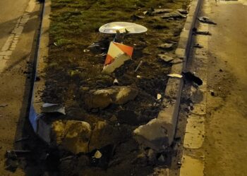 Și-a abandonat mașina într-un scuar pe care l-a facut praf