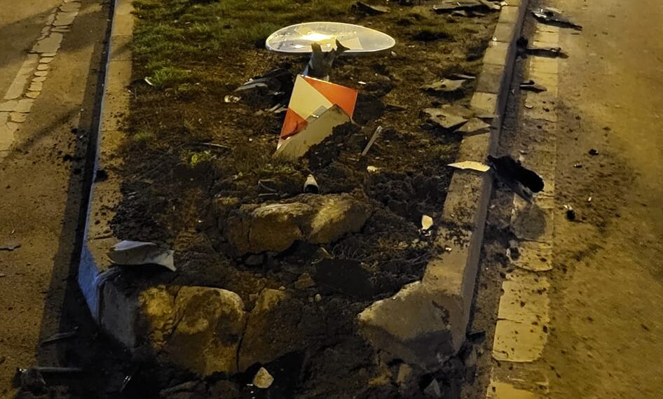 Și-a abandonat mașina într-un scuar pe care l-a facut praf