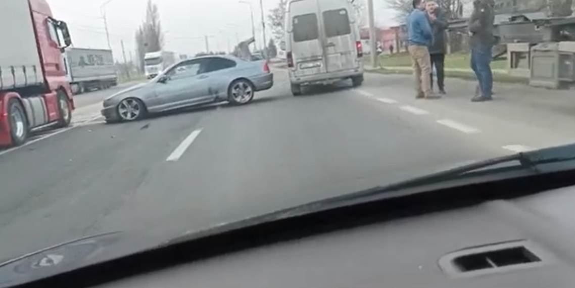 VIDEO. Trafic îngreunat pe Borșului. Două mașini s-au ciocnit