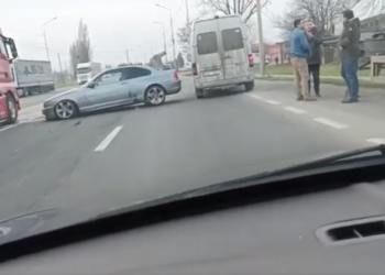 VIDEO. Trafic îngreunat pe Borșului. Două mașini s-au ciocnit