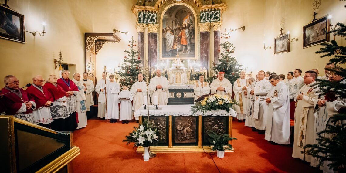 VIDEO. GALERIE.Au sărbătorit 300 de ani de la ridicarea bisericii care are cel mai vechi altar din Oradea. Haydn și-a pus în scenă aici propriile compoziții
