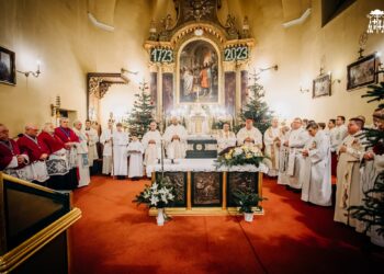 VIDEO. GALERIE.Au sărbătorit 300 de ani de la ridicarea bisericii care are cel mai vechi altar din Oradea. Haydn și-a pus în scenă aici propriile compoziții