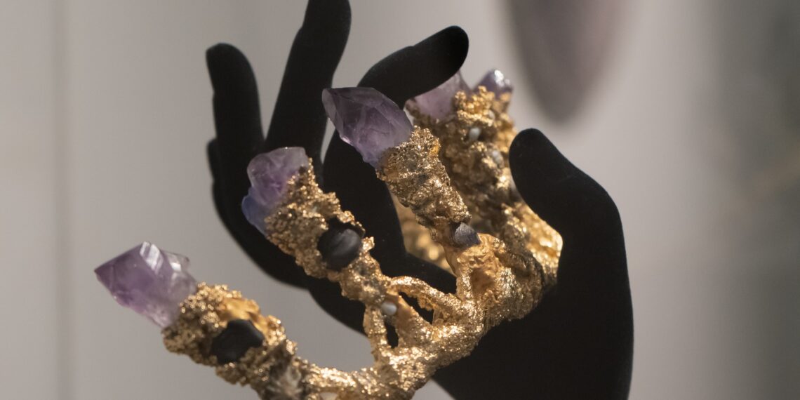 GALERIE.Extravaganțele Anei Dobraș: bijuterii cu elemente vii, o diademă cu ametist, aur și perle