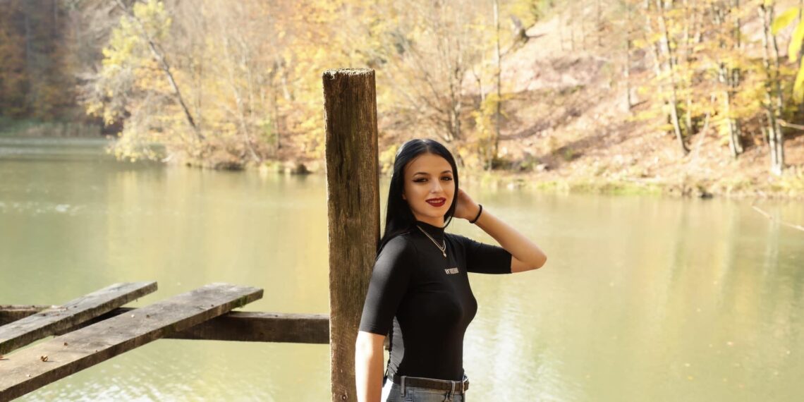 Ultimul mesaj al beiușencei de 17 ani moartă duminică seara în accident : ”Lasă valurile să te ducă acolo unde lumina nu poate”