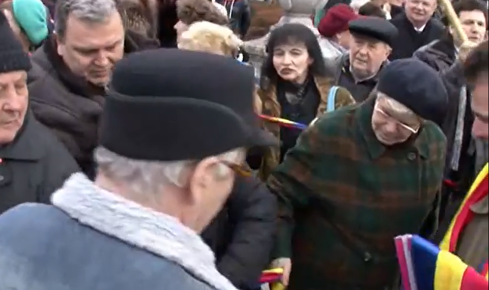 VIDEO. Bătaie pe simbolul național. Iuliana Băican Chelu a trăit periculos împărțind bucăți din 153 m de panglică tricolor la 153 de ani de la Unirea Mică