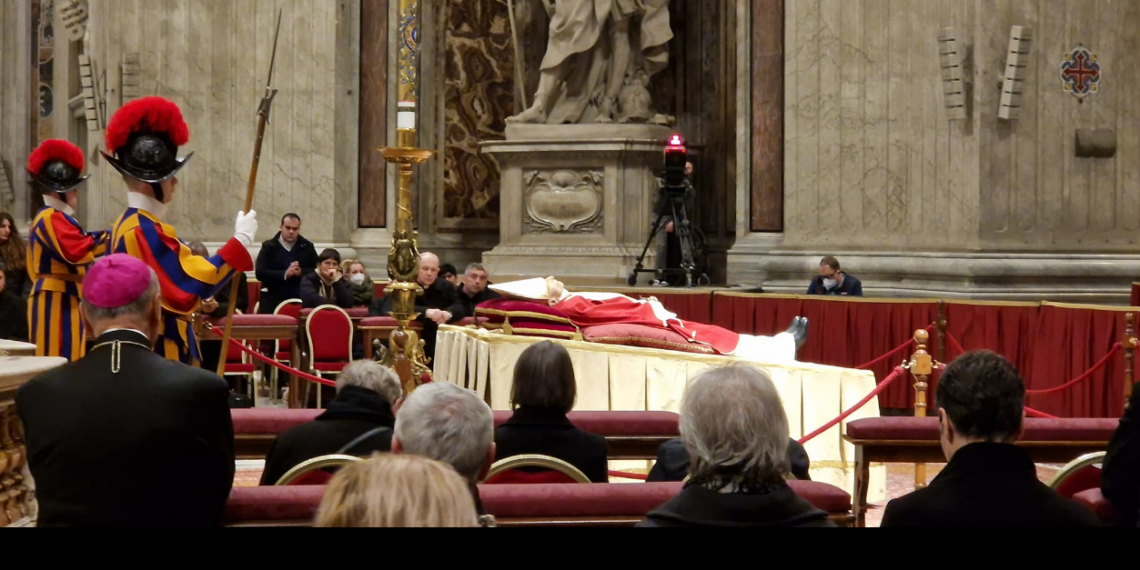 VIDEO. PS Virgil Bercea, episcopul greco-catolic și PS. László Böcskei, episcopul romano catolic de Oradea, s-au recules în Bazilica Sfântul Petru, la catafalcul Papei