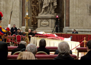 VIDEO. PS Virgil Bercea, episcopul greco-catolic și PS. László Böcskei, episcopul romano catolic de Oradea, s-au recules în Bazilica Sfântul Petru, la catafalcul Papei