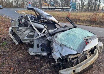 Ce a rămas dintr-un autoturism implicat în accidentul de pe Bitii. Doi oameni au murit, 5 victime