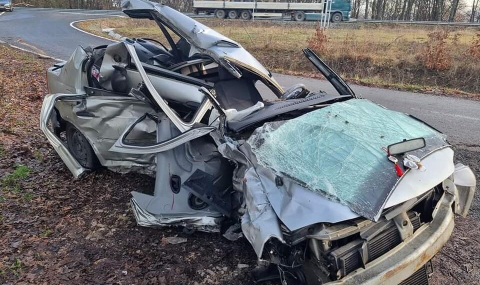 Ce a rămas dintr-un autoturism implicat în accidentul de pe Bitii. Doi oameni au murit, 5 victime