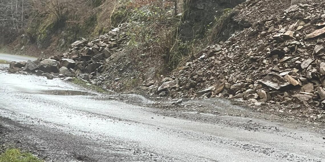În urma ploilor masive, bolovani desprinși din dealul de la intersecția dintre Ursești și Briheni. Primarul cere plasă de protecție, altfel reziliază contractul