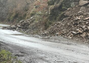 În urma ploilor masive, bolovani desprinși din dealul de la intersecția dintre Ursești și Briheni. Primarul cere plasă de protecție, altfel reziliază contractul