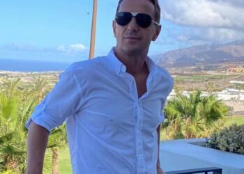 Fostul patron de la Famous, Felix Buzgău, s-a mutat definitiv în Tenerife. Are un restaurant, iar recent l-a avut ca oaspete pe cel mai mare navigator român în viață, cetățean de onoare în Tenerife