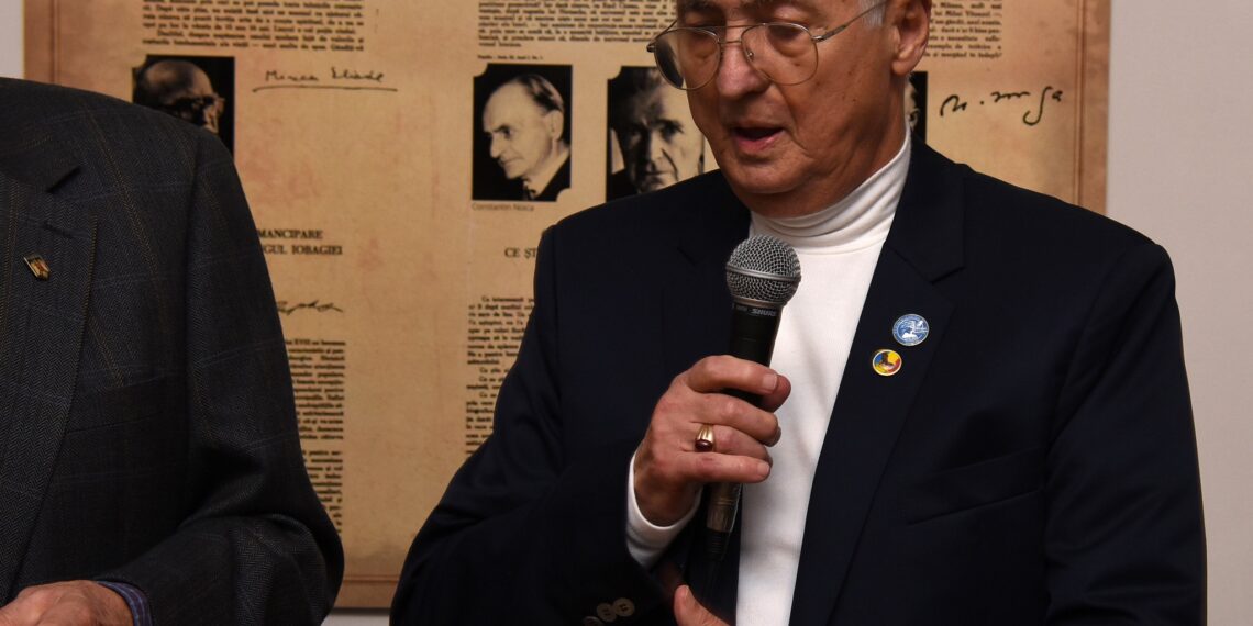 GALERIE. Fostul șef al Poliției Bihor, generalul (r) Lazăr Cârjan, are o colecție de peste 700 de cărți rare despre Eminescu. Pasionat de Eminescu din clasa a VII-a când a jucat rolul Demiurgului din Luceafărul