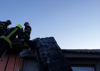 Biserica se implică în refacerea casei unei familii tinere cu doi copii