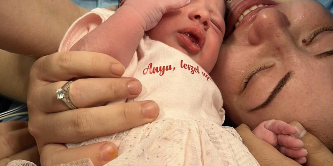 VIDEO. Cerută în căsătorie pe masa de nașteri, în sala de operație, imediat după ce a adus pe lume o fetiță