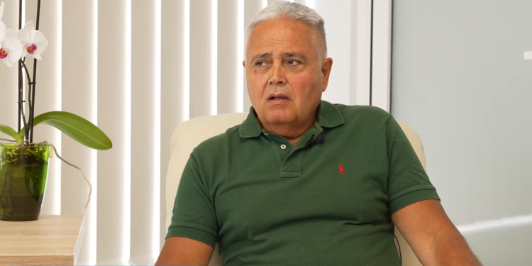 În sala de operație cu medicul orădean care a bătut recordul lui Joel Cohen într-o cezariană. În 40 de ani nu a pierdut nici o pacientă pe masă. Care e regula de fier a doctorului care vindecă și cu vorba