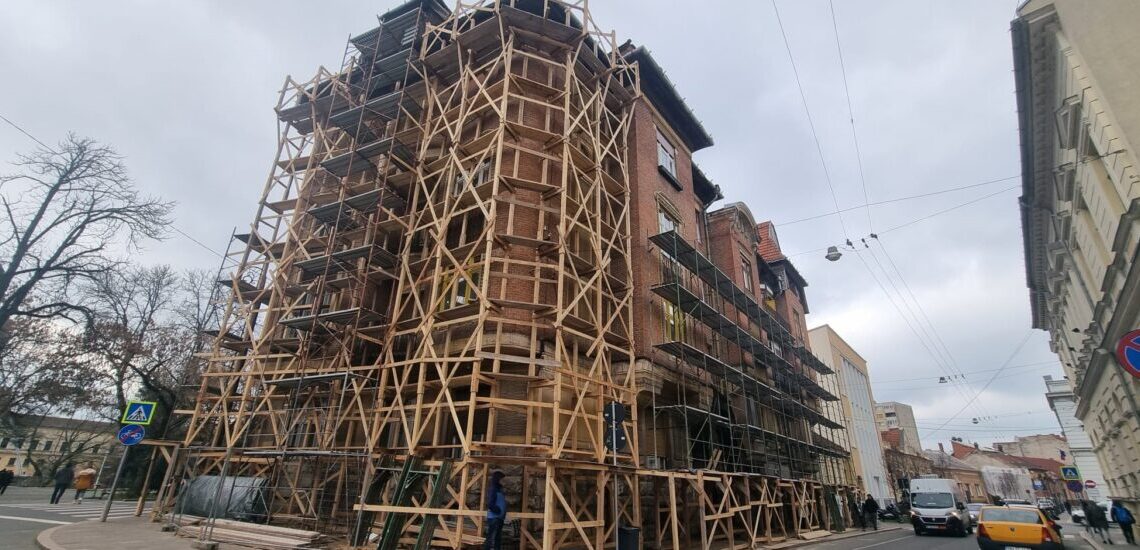 Clădirea monument istoric din Aurel Lazăr, reabilitată. Ce drame personale ascunde noul look al imobilului