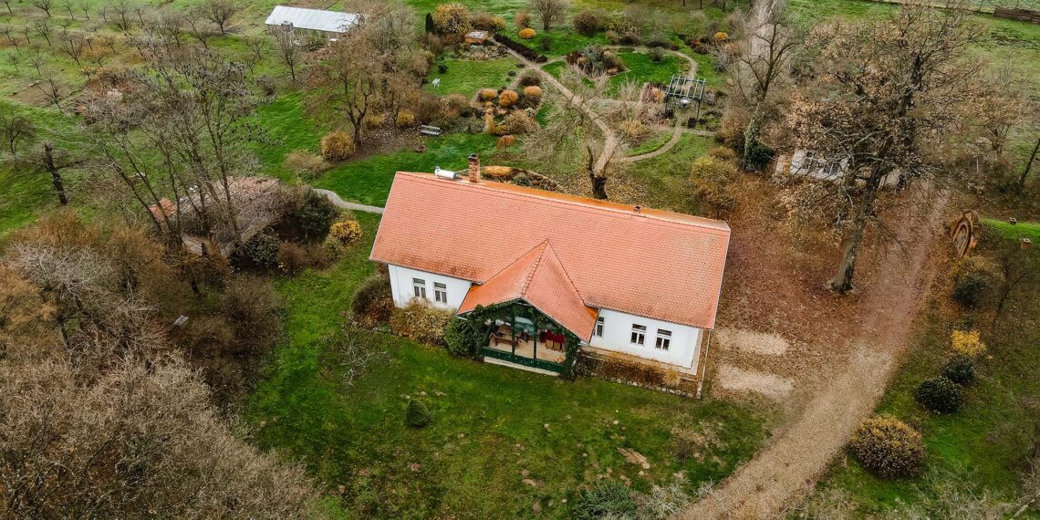 Istorie de vânzare. Conac de secolul XIX caută stăpân. A fost domeniul de vânătoare pe care contele Zicky i l-a dăruit fiului său. Se vinde și conacul care a fost adăpost pentru coroana Ungariei din Cubulcut