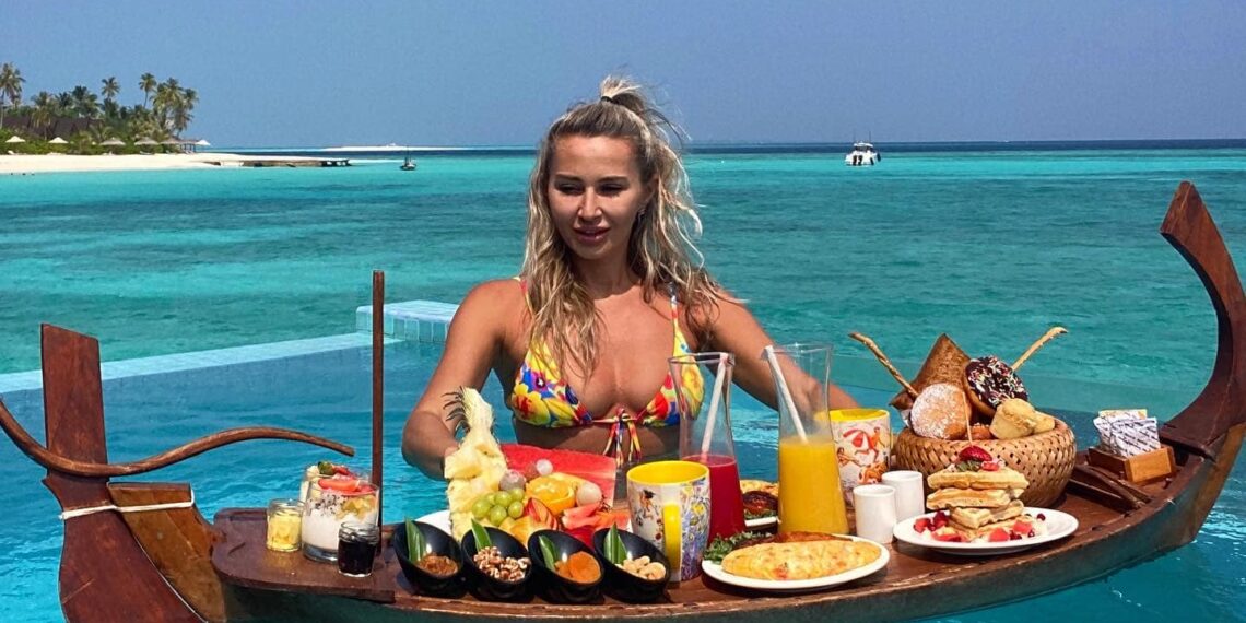 GALERIE. Cum e răsfățată Crina Abrudan de soțul ei în Maldive. Cină pe o insulă pustie, mic dejun plutitor. Totul e de vis