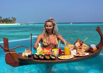 GALERIE. Cum e răsfățată Crina Abrudan de soțul ei în Maldive. Cină pe o insulă pustie, mic dejun plutitor. Totul e de vis