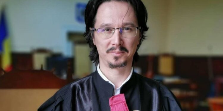 Un magistrat a luptat ani de zile prin instanțe să anuleze o decizie injustă. Cristi Danileț câștigă încă un proces cu CSM . Perioada în care a fost suspendat i se va recunoaște ca vechime în muncă