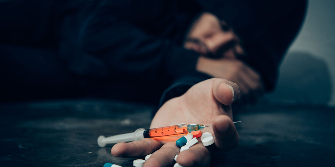 A căzut în mirajul drogurilor încă de când era student la Drept. Tatăl, nevoit să ceară ordin de protecție