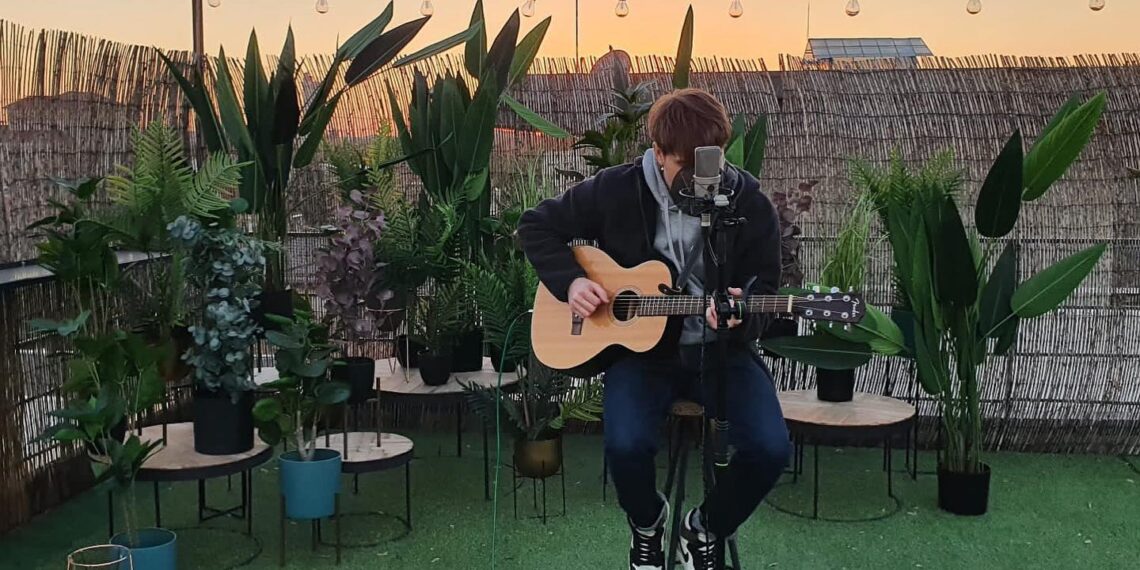 VIDEO. Muzica lui crează dependență. E Ed Sheeran de Salonta. Piesa care l-a lansat pe Eduard Bondar „a pornit dintr-o amintire a unor nopți lungi, frumoase, și a unei iubiri scurte„