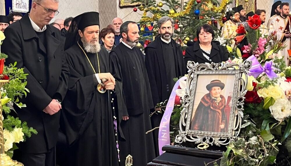 Episcopul Sofronie, îngenuncheat de durere la căpătâiul mamei sale