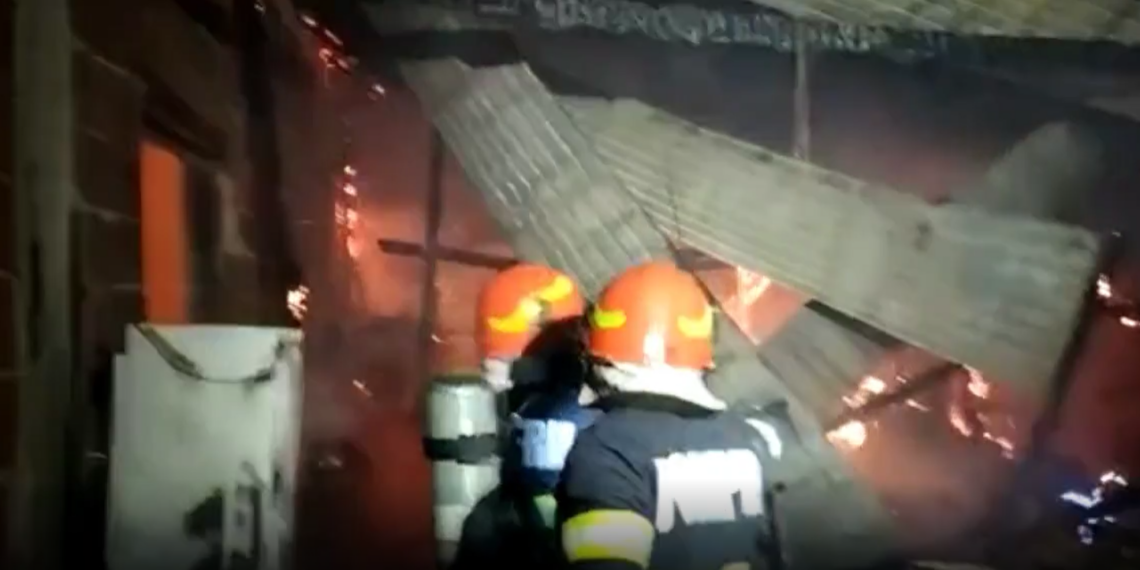 Au evitat o explozie. Au ars mașini de teren, motociclete, utilaje. Incendiu de proporții la Bratca