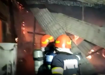 Au evitat o explozie. Au ars mașini de teren, motociclete, utilaje. Incendiu de proporții la Bratca