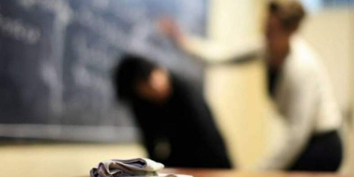 Mama unei fetițe a bătut-o pe învățătoare în școală