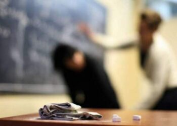 Mama unei fetițe a bătut-o pe învățătoare în școală