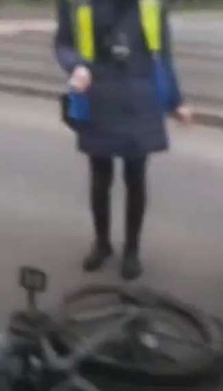 Lovit pe trecere. Bicicleta, proiectată la câțiva metri