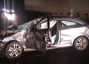 Un orădean de 24 de ani a intrat cu mașina într-un autotren. A rămas încarcerat, dar era conștient