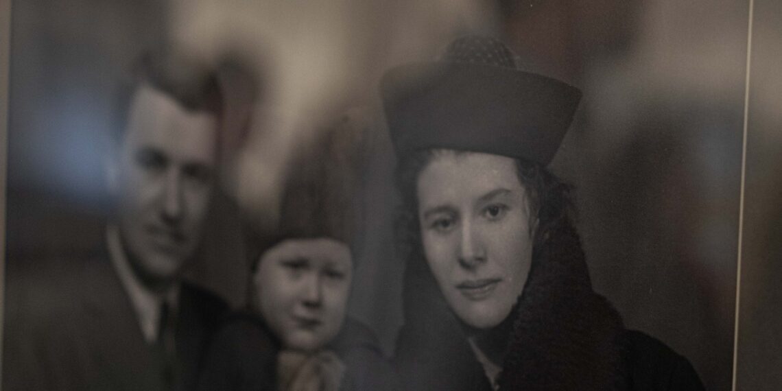 Portretele unor oameni care nu au murit, au fost ucişi, expuse. Sunt fotografii din colecţia Muzeului Memorial al Holocaustului din Washington ale unor muncitori, industriaşi, artişti, unii chiar cu legături cu Oradea