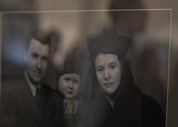 Portretele unor oameni care nu au murit, au fost ucişi, expuse. Sunt fotografii din colecţia Muzeului Memorial al Holocaustului din Washington ale unor muncitori, industriaşi, artişti, unii chiar cu legături cu Oradea