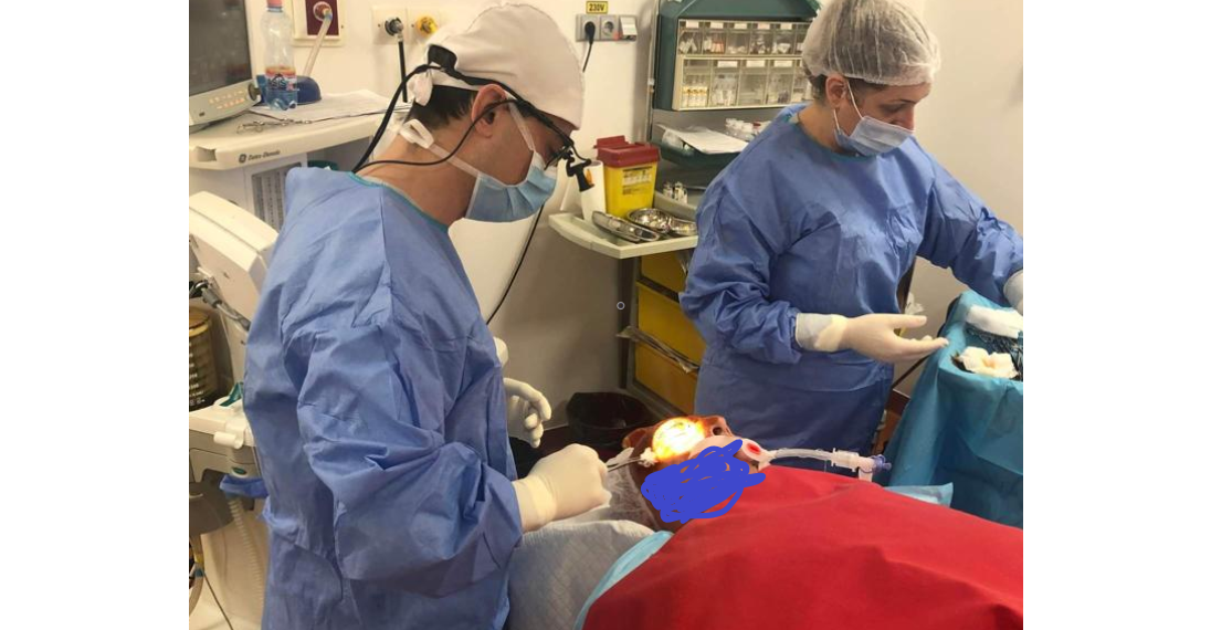 Intervenție complexă de succes la Oradea. O tumoare la ochi, ca urmare a unei forme rare și agresive de cancer de piele, excizată. Au făcut și reconstrucție facială