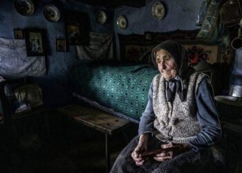 VIDEO. Povestea femeii care trăia în casa monument istoric de 150 de ani. Cel mai premiat fotograf român, bihoreanul Ovi D.Pop, aur pentru o poză cu tanti Iulica