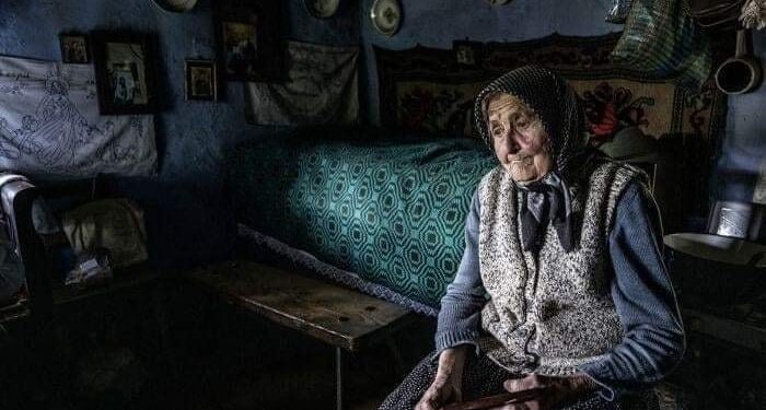 VIDEO. Povestea femeii care trăia în casa monument istoric de 150 de ani. Cel mai premiat fotograf român, bihoreanul Ovi D.Pop, aur pentru o poză cu tanti Iulica