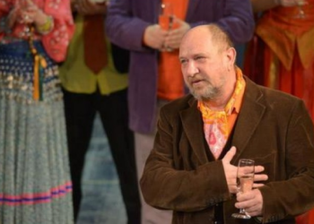 VIDEO. Fostul director al Teatrului de Stat Oradea, actor al legendarelor teatre Bulandra și Nottara, Petre Panait, sărbătorit pe scenă