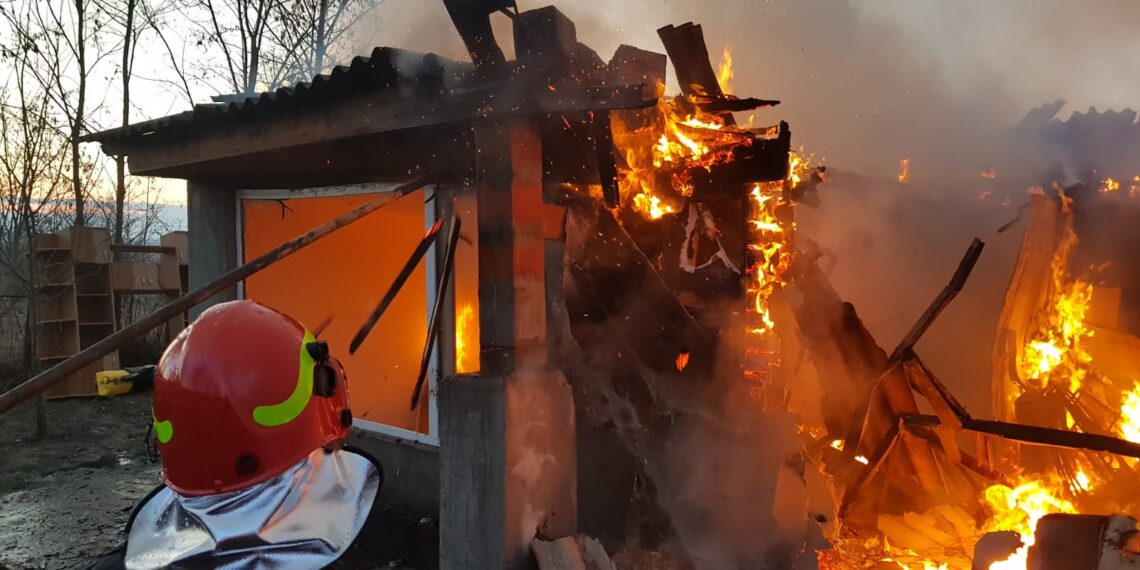 Pompieri: Intervenția din această dimineață ne-a rupt sufletul. Trei copii de 2,3,6 ani morți în pat, în incendiu