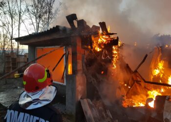 Pompieri: Intervenția din această dimineață ne-a rupt sufletul. Trei copii de 2,3,6 ani morți în pat, în incendiu